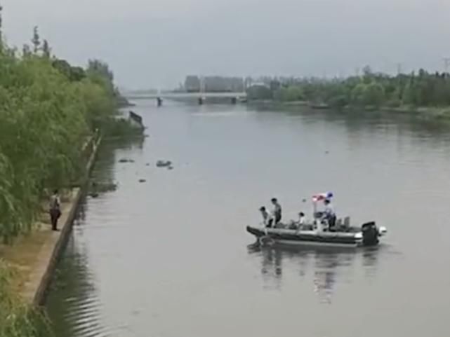 女孩|13岁单亲女孩觉得拖累母亲，留遗书跳河自尽：我就是个彻头彻尾的废物