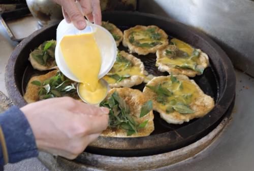  鸡蛋|早餐店做鸡蛋饼全城独一份，用西餐配菜菜场买不到，吃起来很爽口