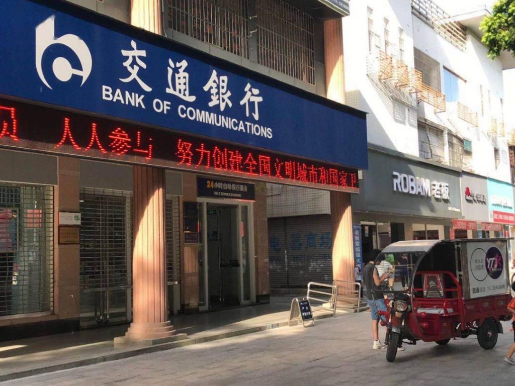  浓烟|广汇电器城，楼梯间冒出阵阵浓烟，出动了两辆消防车救援…