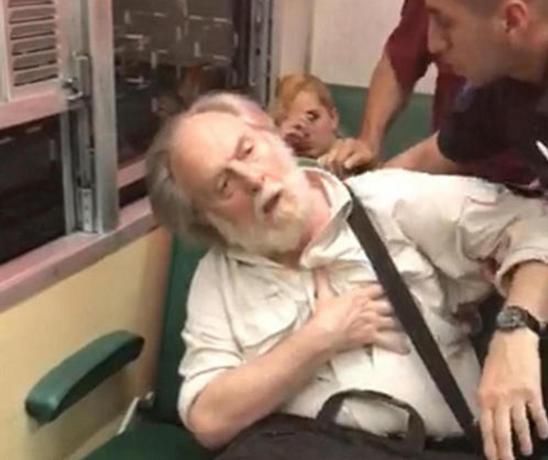  火车|国外老大爷在火车上偷拍别人，被抓到后，他的行为绝了