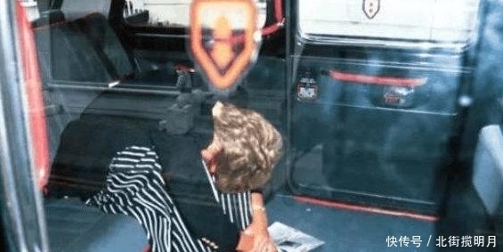  心中|戴安娜王妃老照片, 明媚的笑容难掩心中的落寞, 图五让人心碎不已