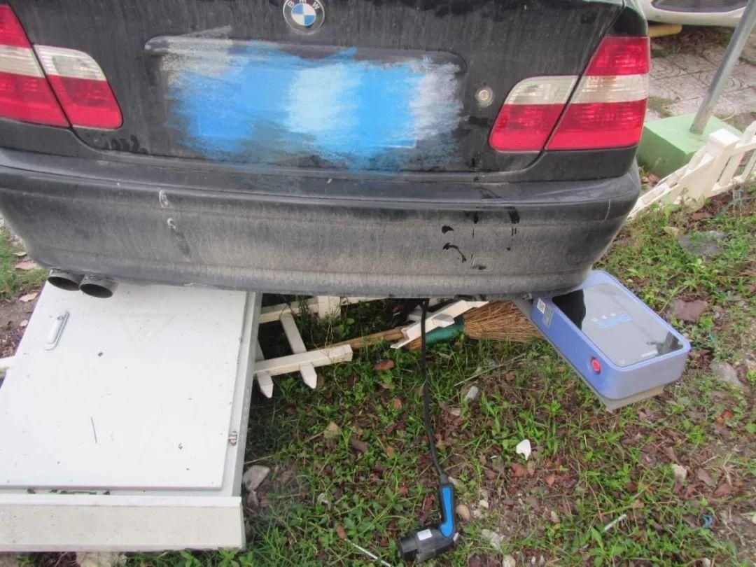  手里|男子想从老妈手里骗修车费，让朋友开车撞自己的二手宝马，结果朋友一紧张把车撞得老远，还被警察盯上了