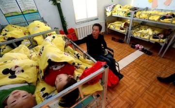 坐轮椅|从活蹦乱跳到瘫坐轮椅，他19岁时拾起的“钥匙链”，折磨了他23年