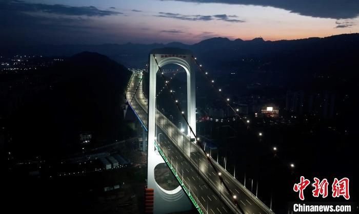 绚丽夺目 重庆郭家沱长江大桥夜景灯饰正式启用