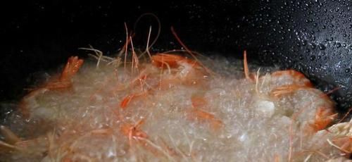  做法|大虾这么做壳酥肉嫩，比香辣虾做法简单，比白灼虾开胃