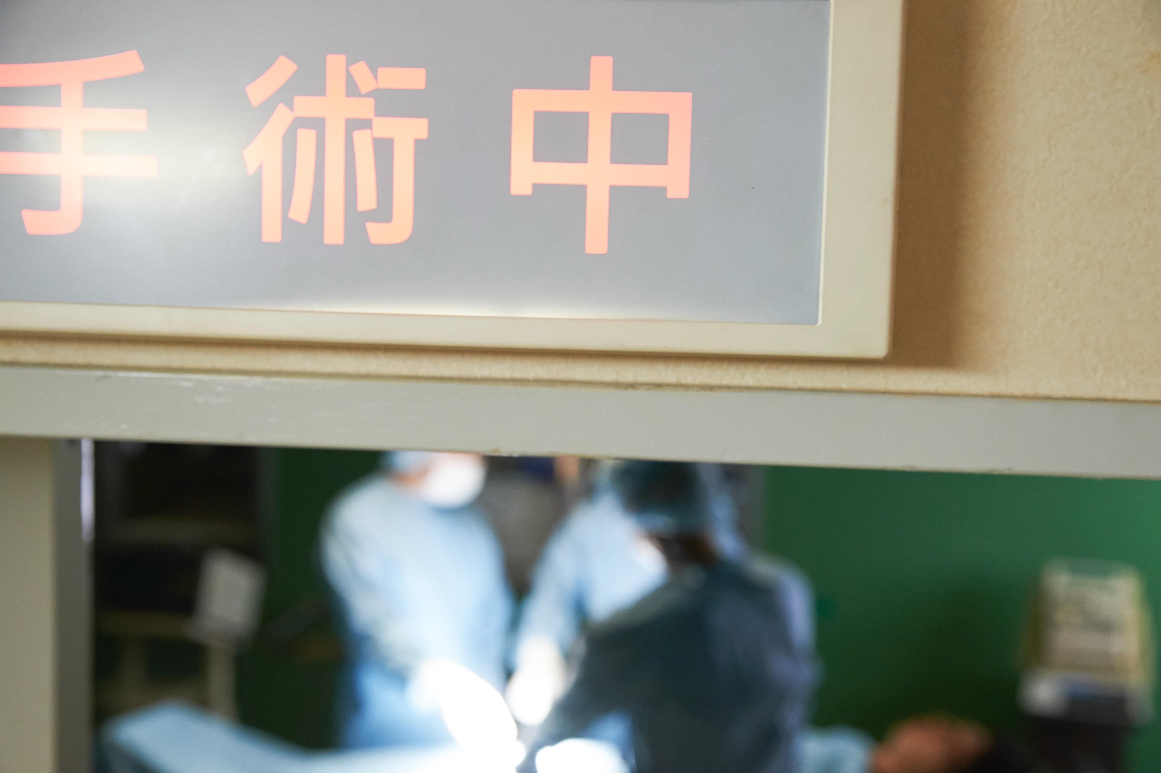 小孩安装心脏起搏器的多吗(出生30分钟就要安装起搏器，这孩子的一生可怎么办呀？)
