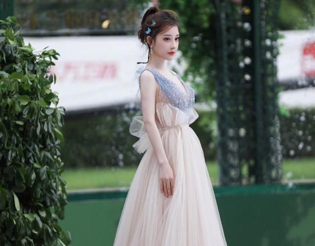  范丞丞|冯提莫不玩黑丝？也不玩长袜打起了这种衣服主意，粉丝：有品位