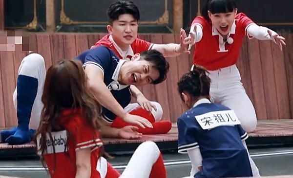 徐坤和郭麒|《奔跑吧》蔡徐坤一个举动赢好评,原来蔡徐坤人品这么好