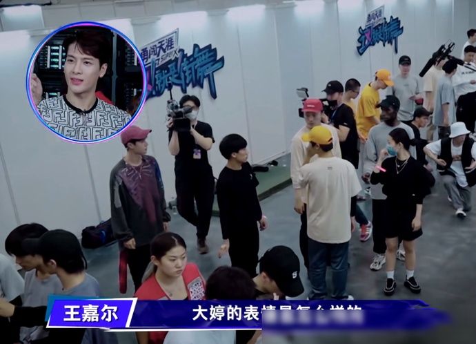  布布|王一博进场牵手大婷，身旁布布一脸懵，网友调侃：终究是错付了