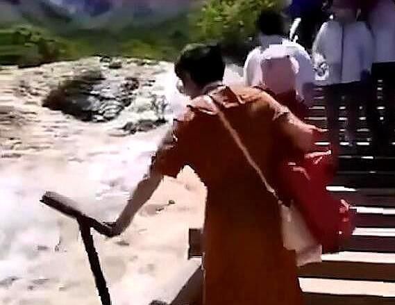 景区|嚣张！大妈景区疯狂破坏公共设施，被抓后一脸无辜：我心情不好