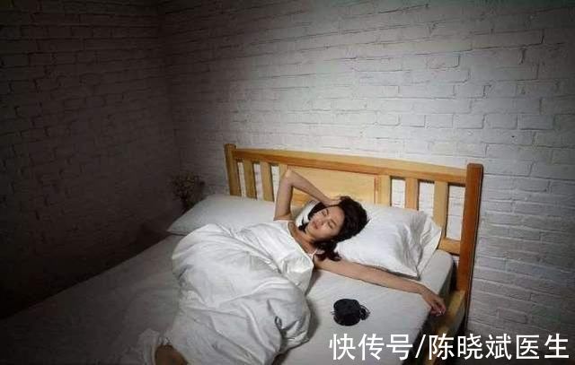 几点睡觉更容易不得癌症(晚上哪个习惯，可能会招惹癌症的到来?)