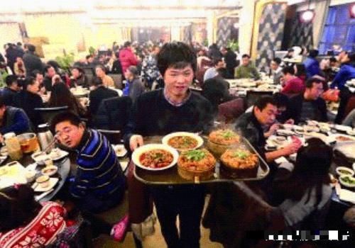 女子|女子路边吃拉面,大碗三块小碗八块,连吃两大碗,结账时才知中计