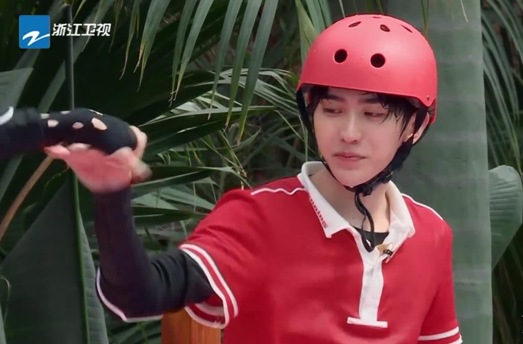  黄龄|蔡徐坤和黄龄牵手跳舞，有谁注意到他的手部姿势？ikun：和郑恺学着点