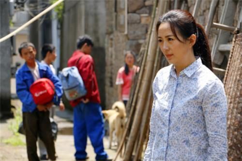 女子|何荣锋：年少差点饿死街头，一女子给他30块，如今他用百万来报答