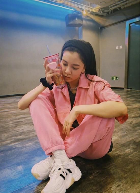 模板|“中国泫雅”火上热搜 宋妍霏才是白富美终极穿搭模板