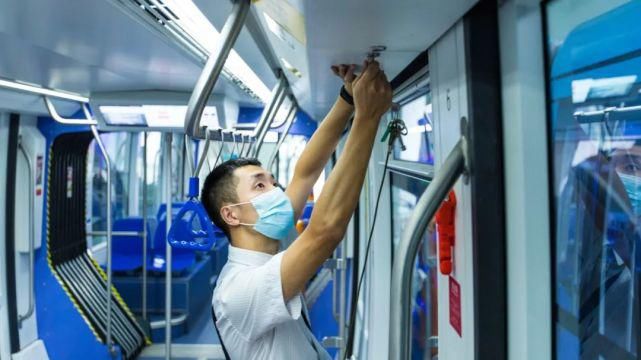 地铁君|你撑伞的样子，真帅！