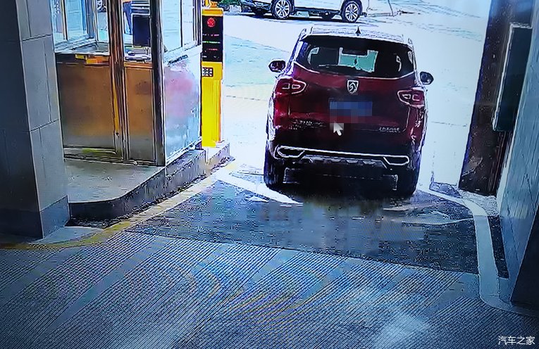  奥迪|红色小车撞坏奥迪逃逸，肇事司机：我只是暂时离开现场……