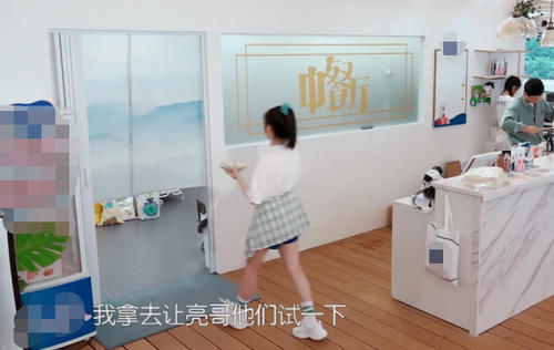  赞暖|黄晓明做桃子冰沙，赵丽颖看到后一脸嫌弃，而李浩菲的反应被赞暖心