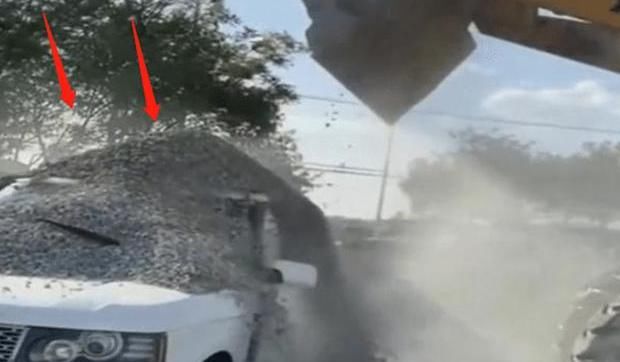  石子|路虎工地门口违停，拒绝20个挪车电话，老板开来铲车用石子淋