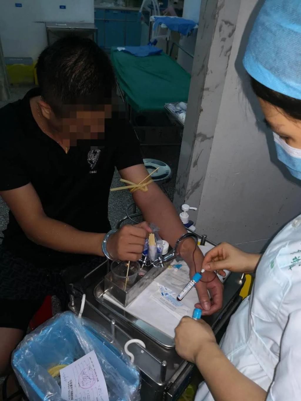  驾驶|男子驾驶保时捷醉驾，在家附近的路口被交警查获