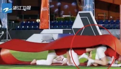  虚弱|张大大玩游戏装虚弱，对宋祖儿黄龄乱动手，《跑男》导演都急眼了