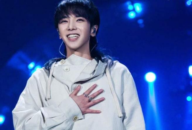  华晨|都是音乐界宠儿，为何蔡徐坤发展势头迅猛，华晨宇却开始走下坡路