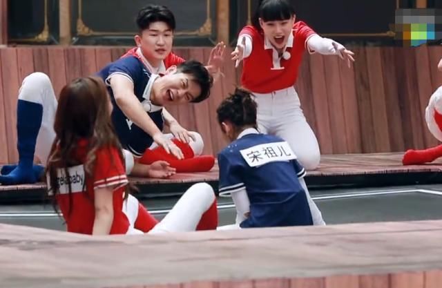  水碗|郑恺作弊帮baby，致使水碗砸到宋祖儿，蔡徐坤的反应太圈粉