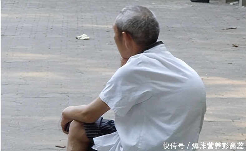 54岁女性重度骨质疏松怎么治疗(许多女性，其实早已经骨质疏松却不自知，有这4种情况要去医院)