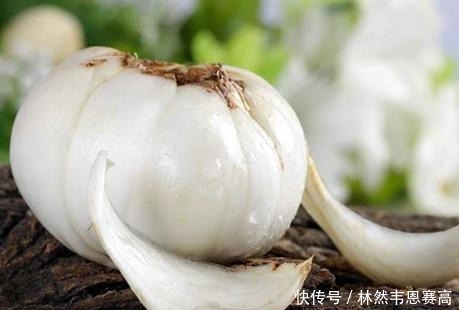  芹菜|三伏天的时令蔬菜，20元一斤有些贵，但值得吃，润肺清热还滋补