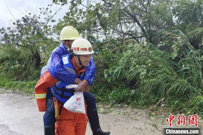 直击强台风“杜苏芮”登陆地：风雨肆虐 一地狼藉