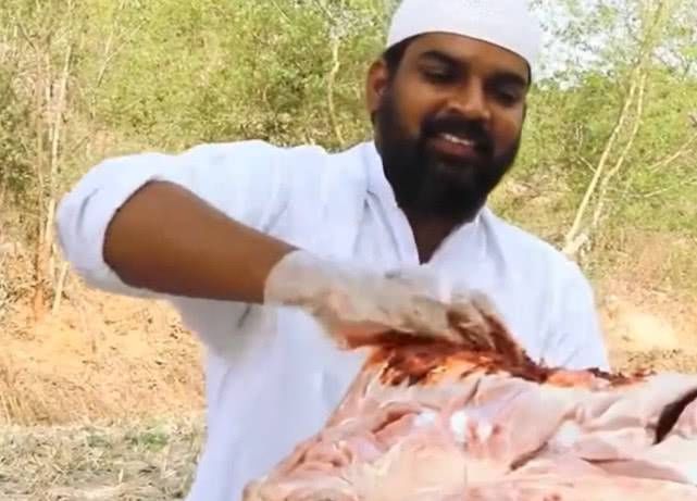 强大|据说新疆人民的烤全羊很强大看完巴基斯坦人民的烤全羊,网友很远