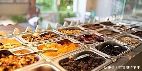 隐形|自助餐厅有这4种“隐形贵菜”,一般人都不会拿,老板蹲一旁偷笑