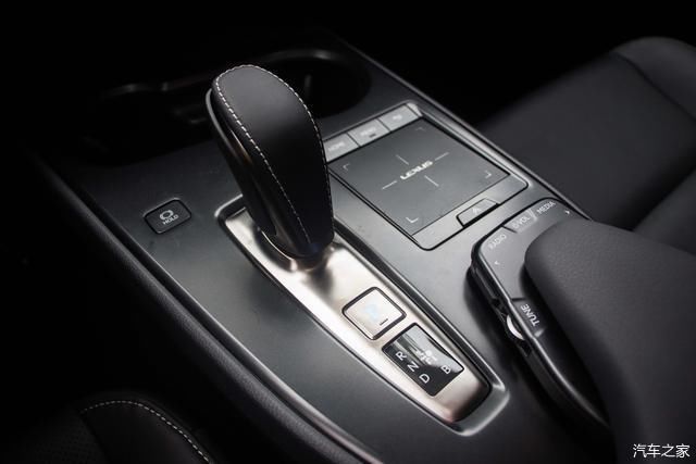  雷克萨斯UX300e|嫌特斯拉做工差？实拍雷克萨斯首款电动SUV 不仅豪华 还更便宜