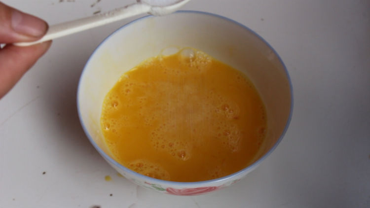  蓬松|炒鸡蛋还在直接下锅?多加这一步，鸡蛋滑嫩口感好，少油又健康