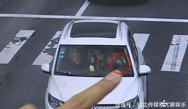  开车上路|小情侣开车遇到摄像头要克制，双手不老实，早晚要成网红