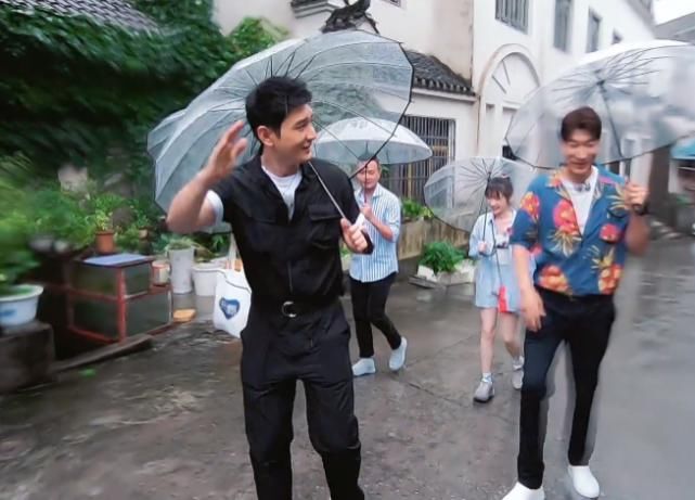 村民|《中餐厅》黄晓明被夸,接下来的反应让人意外,真是个小机灵鬼