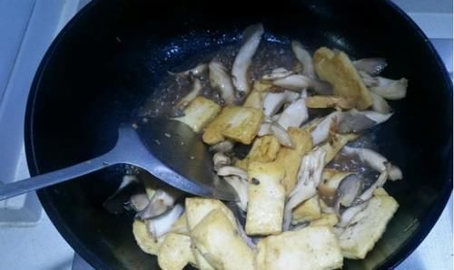 后把|1把平菇，1块豆腐，简单的家常菜，味道营养不输大鱼大肉