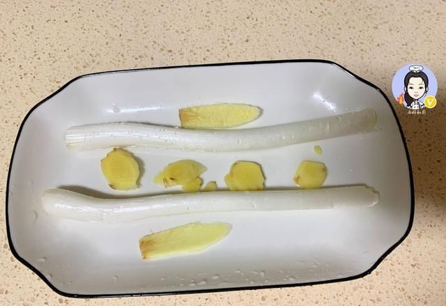 鱼肉|蒸鱼时,最忌直接加“盐”,加一勺它,鱼肉越蒸越香,越蒸越嫩!