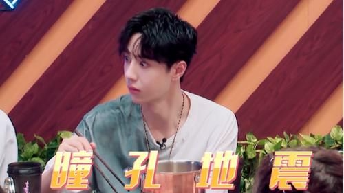  抽走|王嘉尔夹走王一博最爱“香菜”，像是被抽走了灵魂，无法呼吸