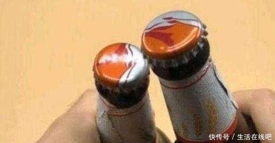  轻松|喝了20年啤酒才知道, 瓶盖上有个“机关”, 3岁小孩都能轻松拧开