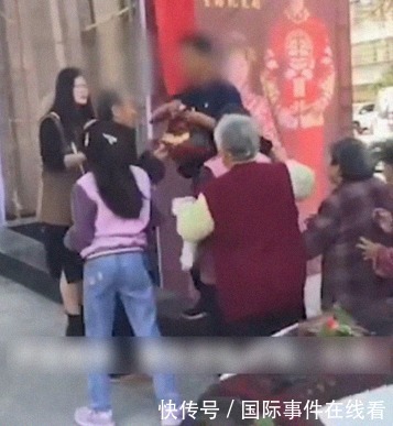 车头|河南老人组团拦截结婚车队，趴车头勒索红包香烟
