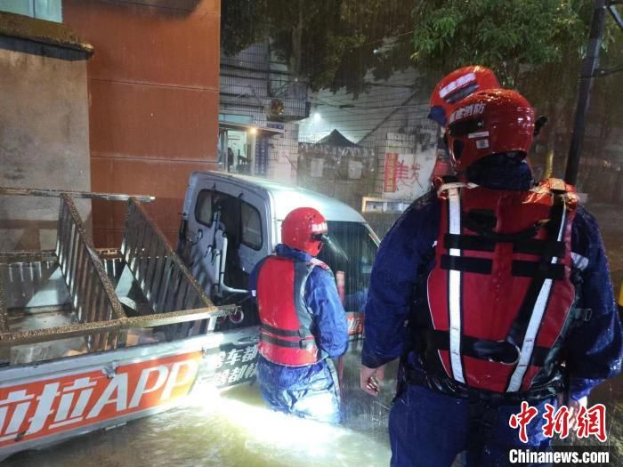 直击福州防抗暴雨：消防民警连夜救援