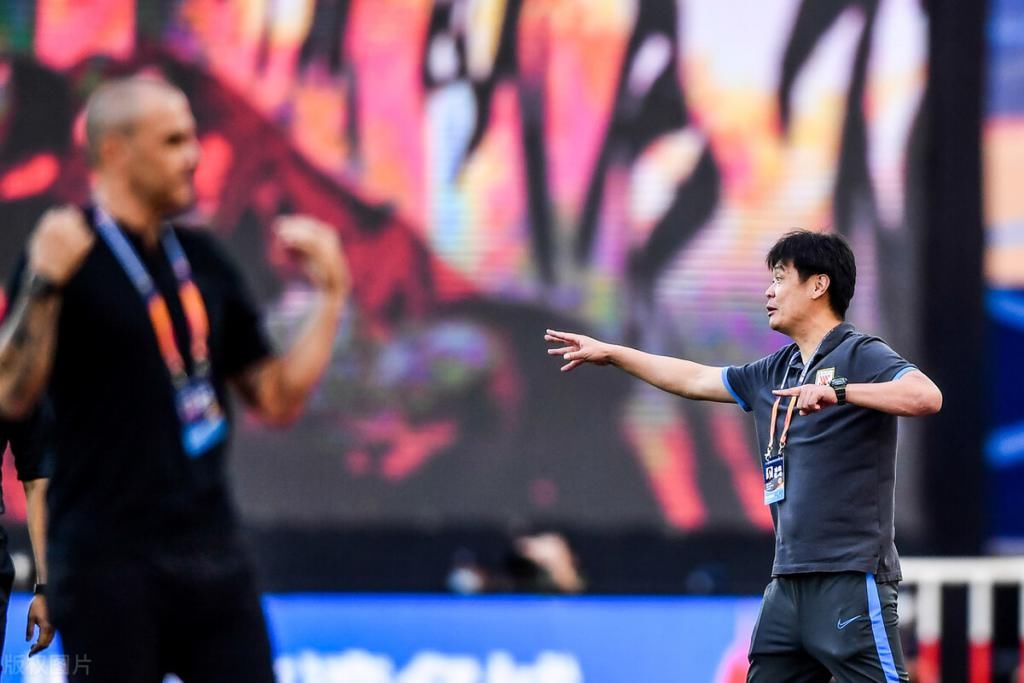  击败|鲁能击败恒大获赞许 切莫捧杀李霄鹏 去年此时此刻他也曾很风光