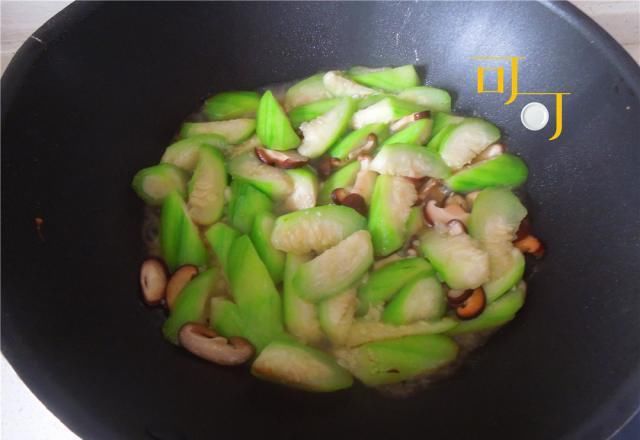  香菇|不用味精就已很鲜美的丝瓜香菇炒蛋，颜色漂亮营养好，一学就会