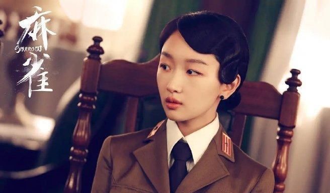  纪念|周冬雨晒照纪念出道十年，标志性眼神成亮点，多年颜值未变