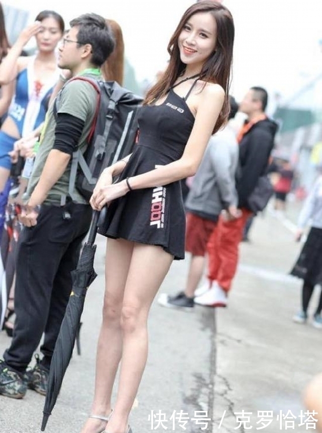 感觉|路人街拍，靓女白色上衣搭配牛仔热裤，整个人看起来高挑迷人