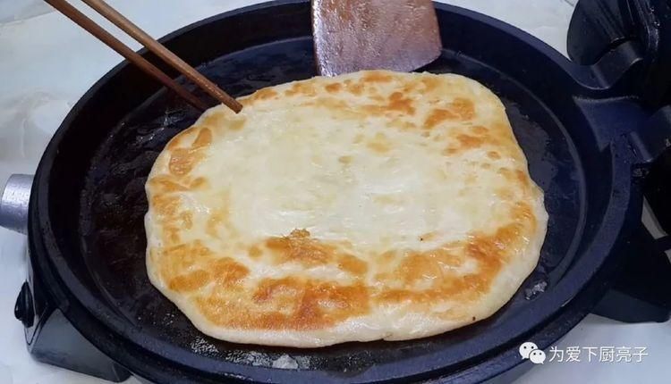  学会|烙饼这么做太香了，开水一烫，张张柔软又劲道，学会天天不起早
