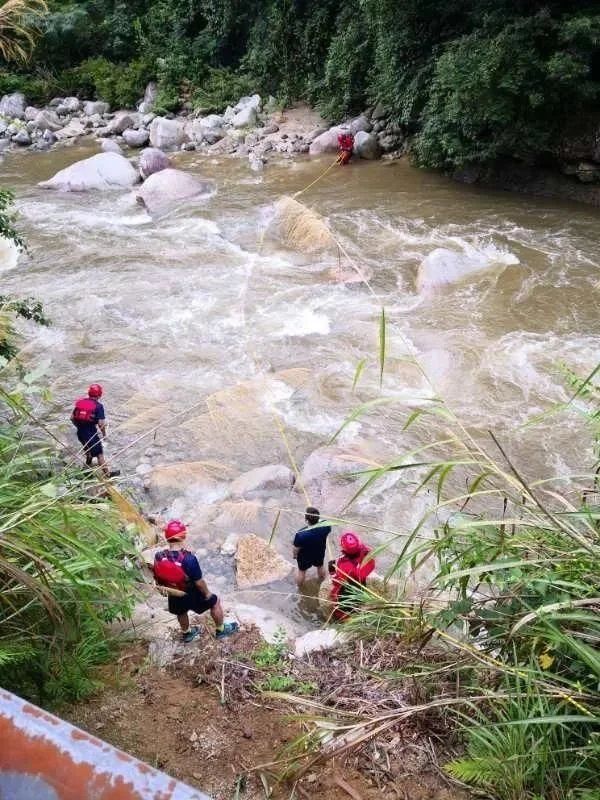 山洪|哀痛！桂林爆发山洪，3个大人1个小孩被冲走，不幸全部遇难