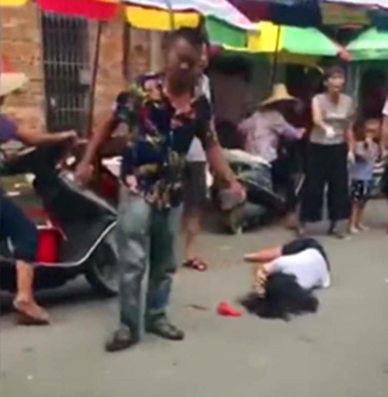 打人男子|接连发生女性公共场合遭暴打事件，那些高叫“打得好”的人，脑袋被驴踢了吗