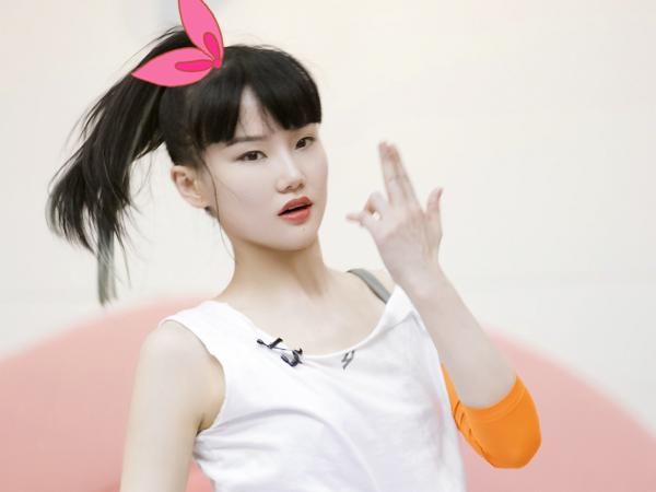  参加|黄龄首次参加《奔跑吧》，出场自己改造衣服，真不愧是“总裁”